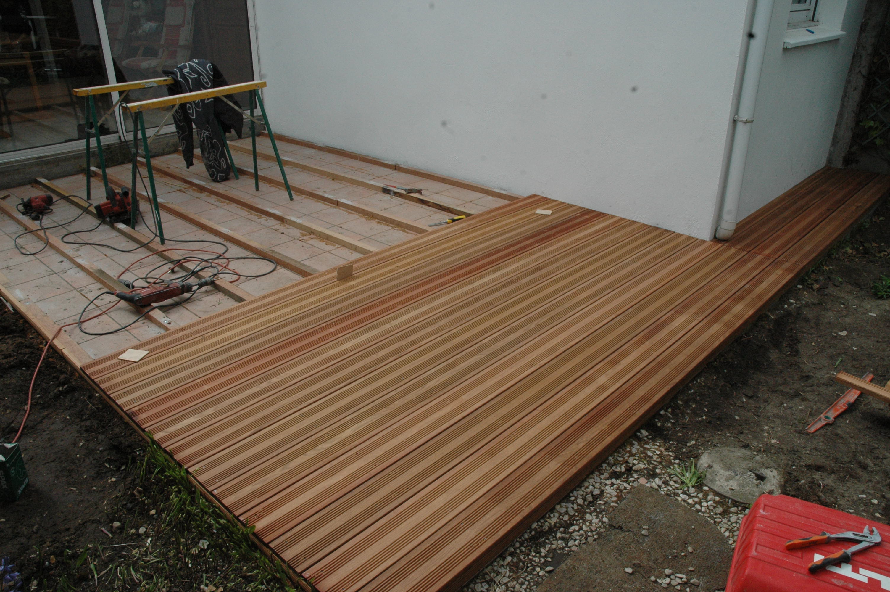 Terrasse bois Jatoba en cours de construction Terrasse bois Jatoba en cours de construction